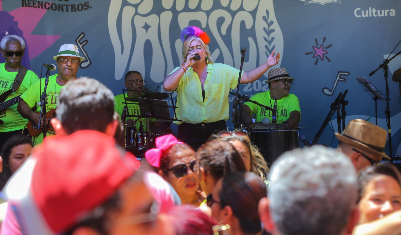 Cris Malagueta cantando no Polo dos Queijos